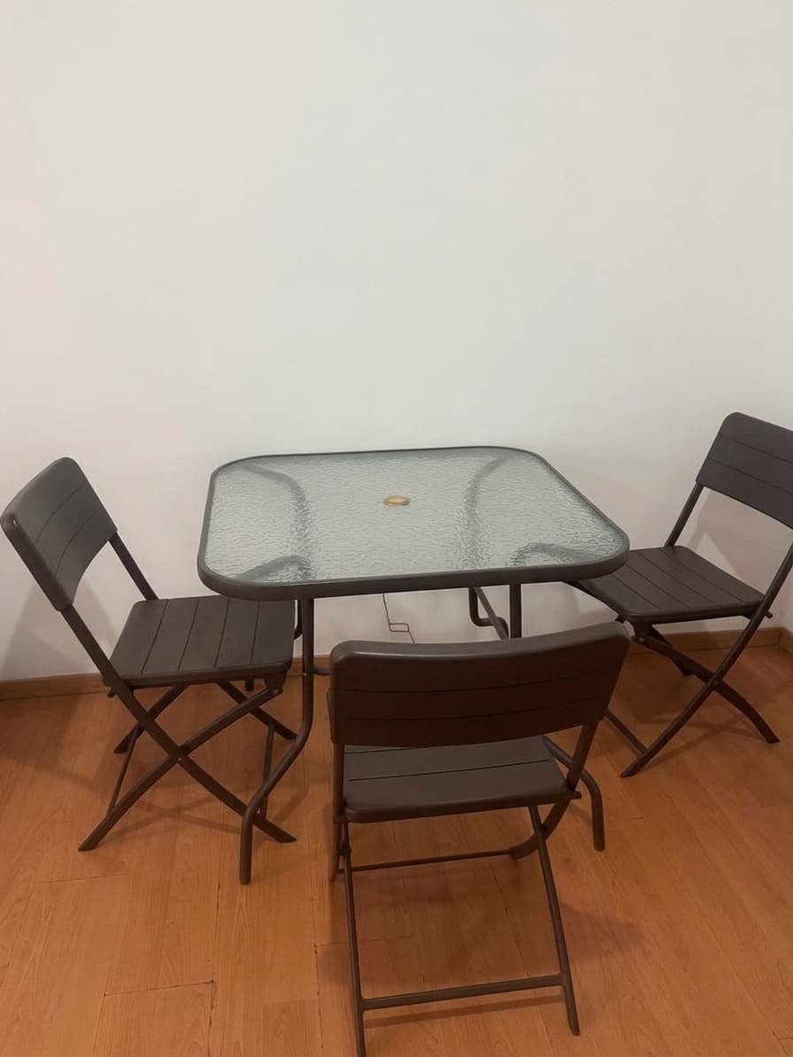 Mesa para exteriores con 3 sillas plegables